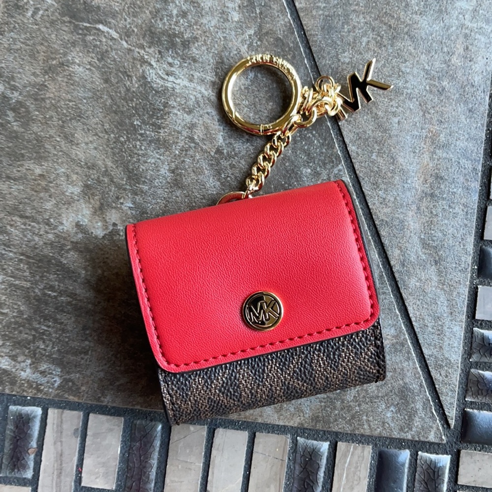Michael Kors Jet Set Travel AirPod Case - Picture 7 of 16